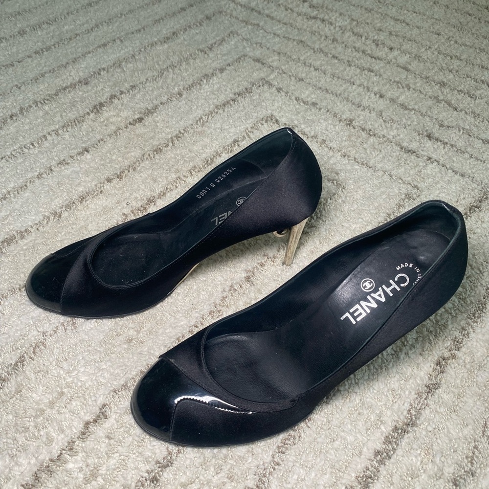 Chanel Black Satin & Patent Leather Heels w/ Sculptural Silver Heel size 40 - Picture 2 of 12